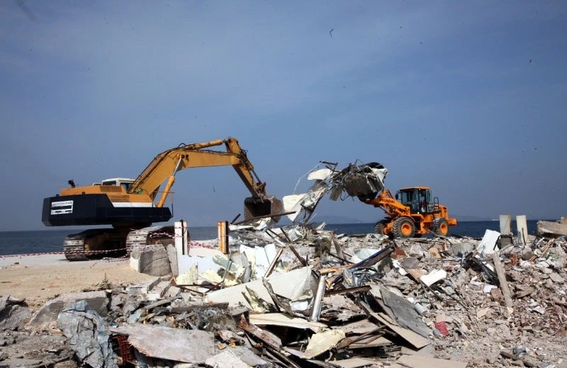 Δόγμα «εσείς φταίτε που πεθάνατε» : Οριστικό, η Κυβέρνηση κατεβάζει μπουλντόζες: Κατεδαφίζονται άμεσα 3.150 αυθαίρετα στην Αττική